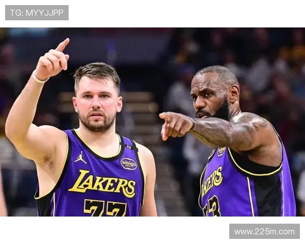 詹姆斯带队起势内线崩盘东契奇谜之操作