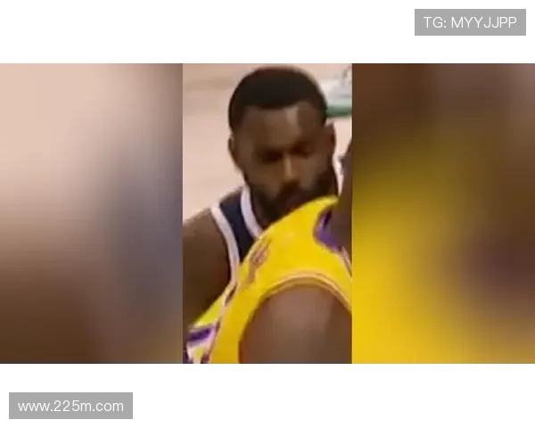 詹姆斯肘伤后练后仰跳投